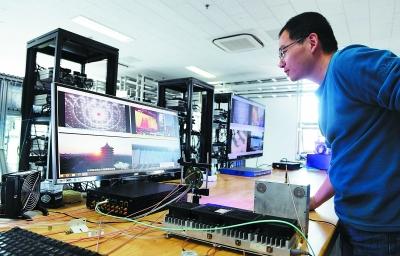 今年五月︐科研人员在位于江宁开发区的南京通信技术研究院研发5g产品